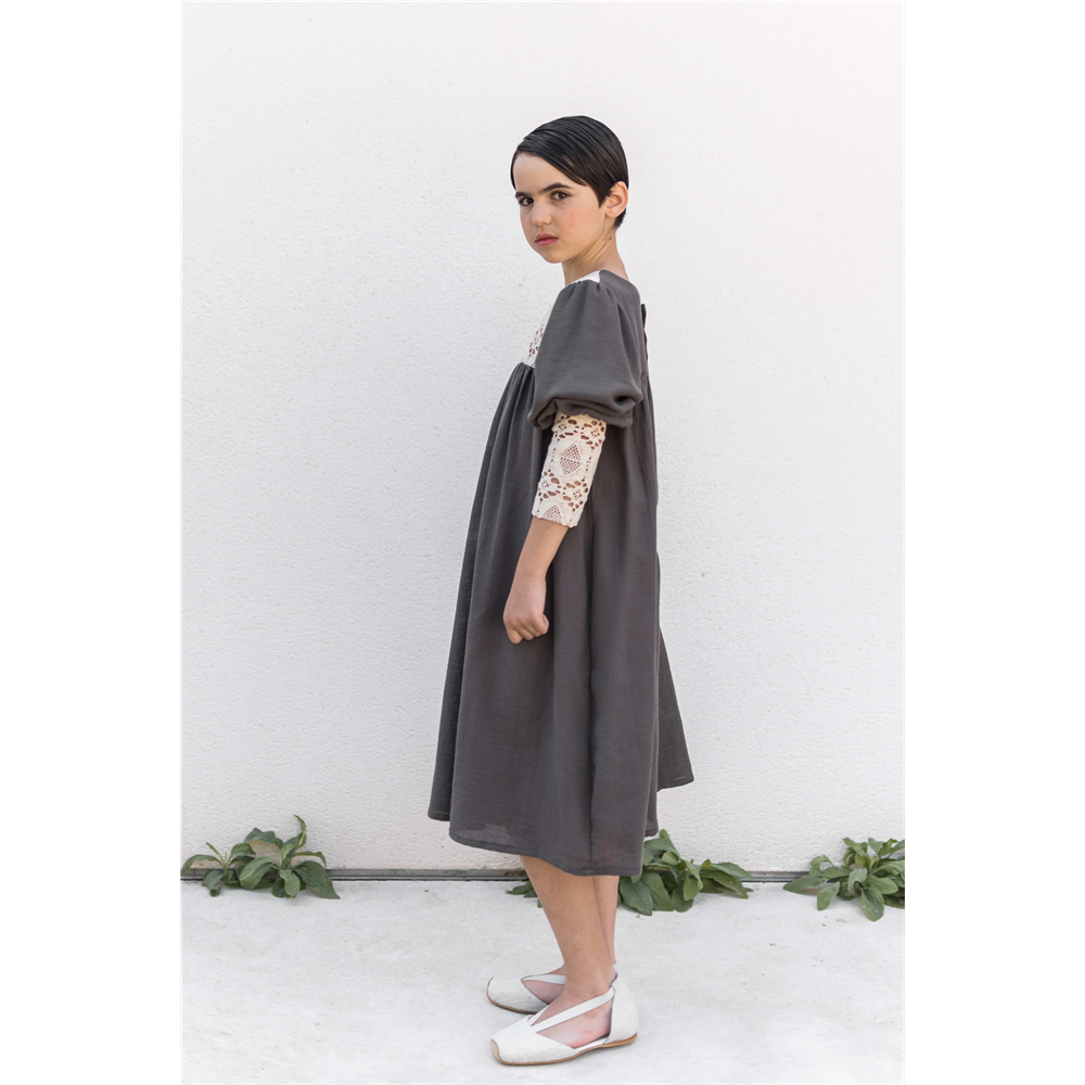Bela čipka i sivi organski pamuk čini ovu haljinu izuzetnom za jesen i za sve prilike