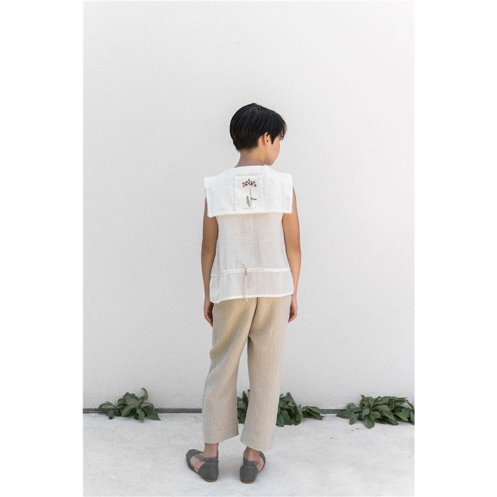 Letnja prsluk/majica bele boje sa zanimljivom kragnom od organskog pamuka bez rukava